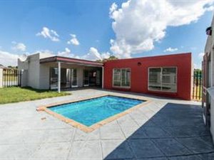 8 Bed House in Lanseria and surrounds