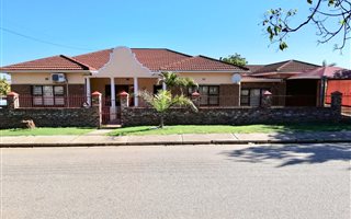 4 Bedroom House in Van Riebeeck Heights