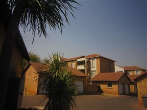 2 Bed Townhouse in Die Hoewes
