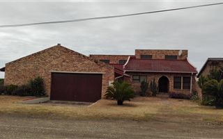 4 Bedroom House in Oyster Bay