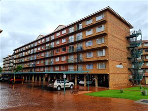2 Bed Apartment in Die Hoewes