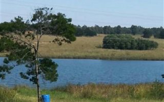 600 m² Land available in Clubville