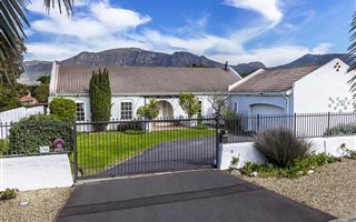 4 Bedroom House in Bergvliet