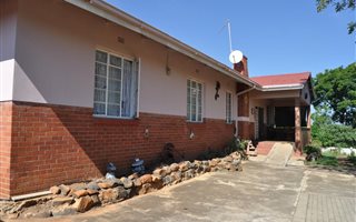 6 Bedroom House in Egerton