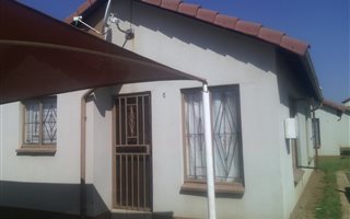 2 Bedroom House in Clayville