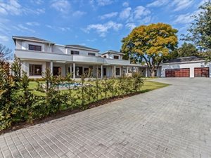 5 Bed House in Bryanston West