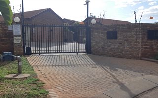 2 Bedroom Duplex in Zwartkop