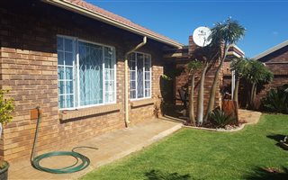 2 Bedroom Townhouse in Magalieskruin