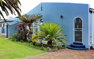 4 Bedroom House in Hartenbos Heuwels