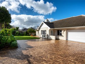 4 Bed House in Meadowridge