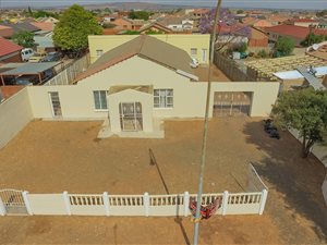 6 Bedroom House in Lenasia South