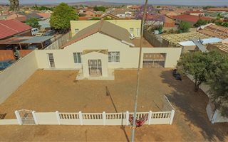6 Bedroom House in Lenasia South