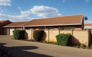 3 Bedroom Simplex in Willow Park Manor
