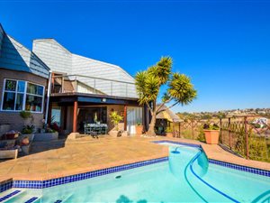 4 Bedroom House in Kloofendal