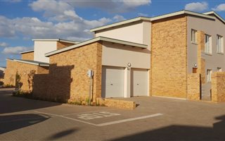 2 Bedroom Townhouse in Hazeldean (Silverlakes Surroundings)