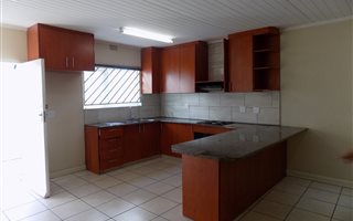 2 Bedroom Garden Cottage in Robertsham