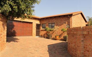3 Bedroom Cluster in Honeydew Manor