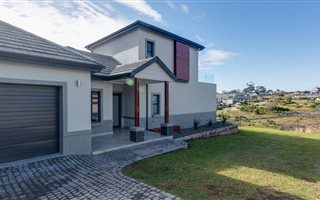 4 Bedroom House in Kraaibosch