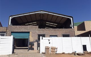 685 m² Industrial space in Delville