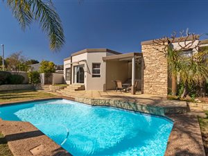 4 Bed House in Bromhof