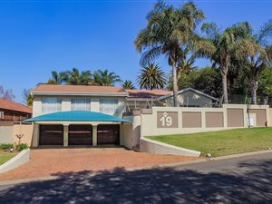 4 Bed House in Van Riebeeck Park