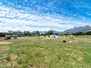 735 m² Land available in Raithby