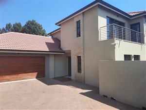 4 Bed House in Die Hoewes