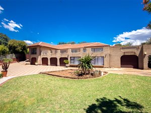 7 Bed House in Waterkloof Glen