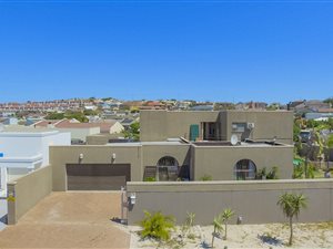 4 Bed House in West Beach