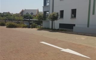 420 m² Commercial space in Die Hoewes