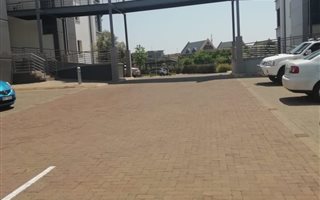 420 m² Commercial space in Die Hoewes