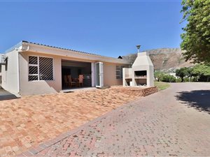 4 Bedroom House in Gordons Bay Central