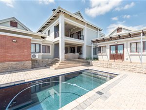 4 Bed House in Colts Hill