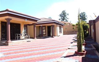 5 Bedroom House in Aviary Hill