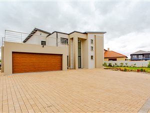5 Bed House in Theresa Park