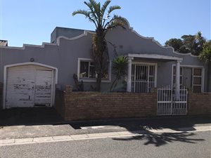 5 Bed House in Pelikan Park