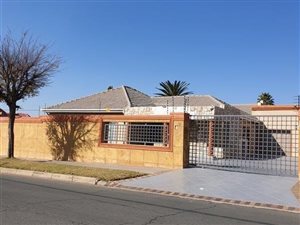 3 Bed House in Robertsham