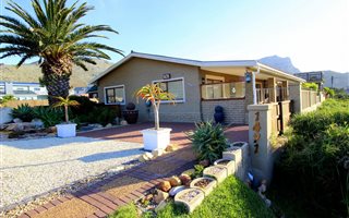 4 Bedroom House in Pringle Bay
