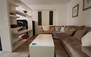 0.5 Bedroom Apartment in Zonnebloem