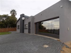 4 Bed House in Heuweloord
