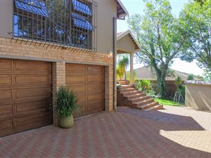 4 Bedroom House in Noordheuwel