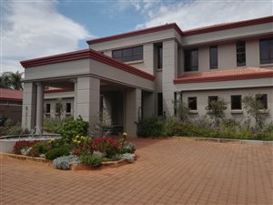 350 m² Commercial space in Lynnwood