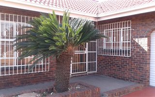 3 Bedroom House in Riamarpark