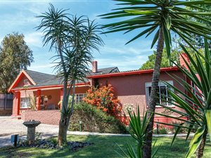 9 Bed House in Oudtshoorn Central