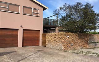 4 Bedroom House in Bloubergrant