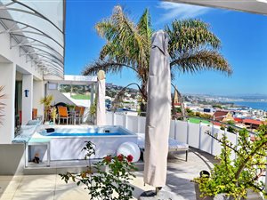 4 Bed House in Mossel Bay Central