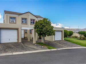 2 Bed Townhouse in Somerset West Central