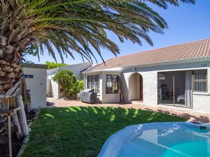 5 Bed House in Lakeside