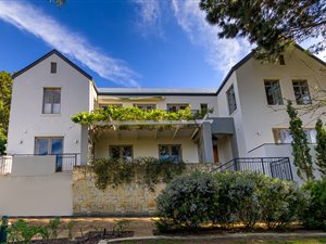 4 Bed House in Montclair