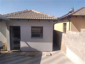2 Bed House in Clayville